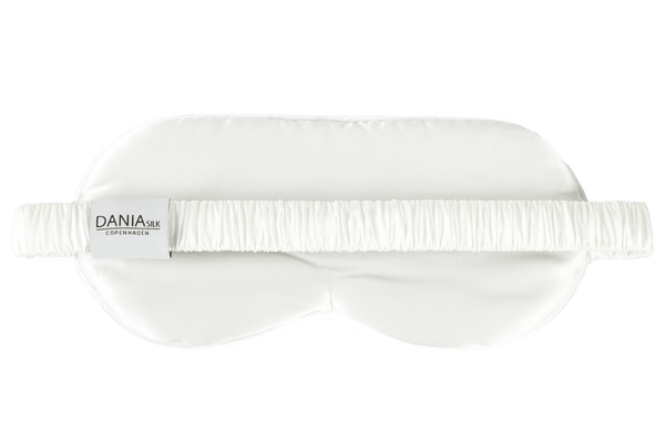 Sovemaske i hvid farve af 100% mulberry silke af 6A grade og 22 momme kvalitet. 